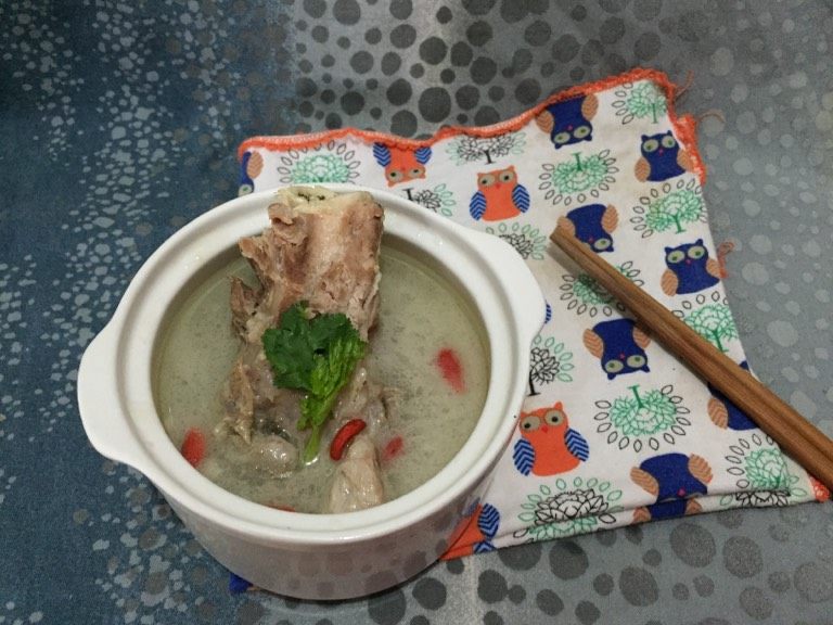 骨头汤,如图加入适量盐,撒几粒枸杞子,也可以加入喜欢的青菜,味道棒棒哒。