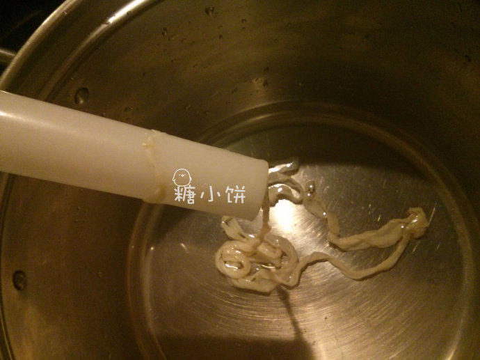花生腊肠,<a style='color:red;display:inline-block;' href='/shicai/ 45440'>盐渍肠衣</a>用清水泡软,用水把内外都冲洗干净,套在漏斗上
