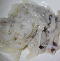 雪菜墨鱼,墨鱼切成条状，用<a style='color:red;display:inline-block;' href='/shicai/ 718'>料酒</a>和<a style='color:red;display:inline-block;' href='/shicai/ 720'>胡椒粉</a>腌制10分钟