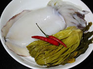 雪菜墨鱼,<a style='color:red;display:inline-block;' href='/shicai/ 190'>雪菜</a>用清水泡去多余的盐分,挤干,切成小段备用