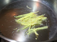 雪菜墨鱼,炒锅内倒少许油,将<a style='color:red;display:inline-block;' href='/shicai/ 2800'>生姜</a>煸炒出香
味