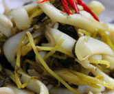 雪菜墨鱼,根据口感加<a style='color:red;display:inline-block;' href='/shicai/ 714'>鱼露</a>调味，最后加入<a style='color:red;display:inline-block;' href='/shicai/ 62'>辣椒</a>丝，快速翻炒几下即可，这个过程不能太久，否则墨鱼会变老了