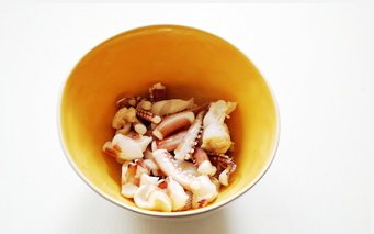 干煸鱿鱼,锅内烧开水,将鱿鱼放入焯一下,立刻捞出,略控表面水份。