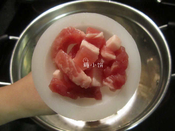 原香腊肠,用漏斗将腌好的肉灌入肠衣中