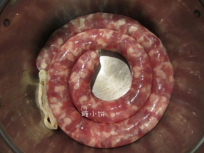 原香腊肠,边塞肉边往下捋,以免肠衣挤爆