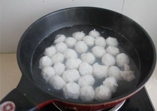 手工鱼丸,锅内多放一些水。冷水下鱼丸,用勺子挖成球,下到锅里,水开煮熟即可!