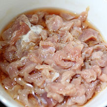 皮蛋瘦肉粥,<a style='color:red;display:inline-block;' href='/shicai/ 429'>瘦肉</a>切丝，加淀粉、料酒、白胡椒粉腌制10分钟左右