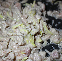 皮蛋瘦肉粥,瘦肉腌制后直接倒入煮好的粥内搅拌，先用姜丝和麻油略微煸炒一下