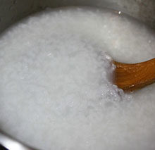 皮蛋瘦肉粥,用电饭煲熬的粥，米可以先浸泡2小时，稍微加一点植物油进去，水稍微多一点