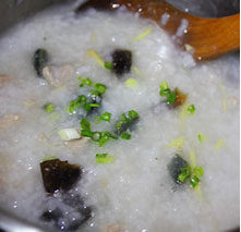 皮蛋瘦肉粥,粥熬完后就把<a style='color:red;display:inline-block;' href='/shicai/ 4613'>肉丝</a>和皮蛋倒入，搅拌一下，加盐调味即可，最后撒葱花