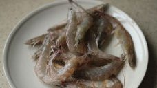 虾仁什锦炒饭,取出后去头、去壳，剥取虾肉；
