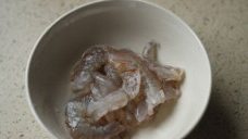 虾仁什锦炒饭,开背后剔除虾线，放少许料酒及盐，抓拌均匀；