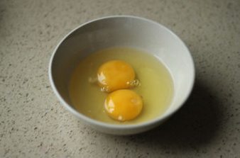 虾仁什锦炒饭,<a style='color:red;display:inline-block;' href='/shicai/ 9'>鸡蛋</a>磕入碗里；