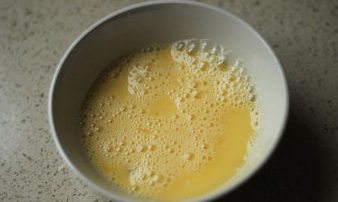 虾仁什锦炒饭,放入少许清水，用筷子将蛋液打匀；
