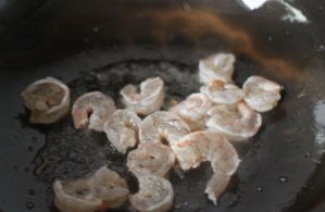虾仁什锦炒饭,锅里倒入少许油，放入虾仁；