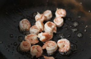 虾仁什锦炒饭,翻炒加热片刻，至虾仁变色盛出；