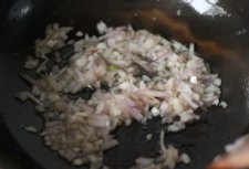 虾仁什锦炒饭,锅里倒入适量油，将洋葱丁倒入，煸炒出香味；