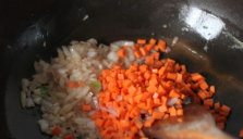 虾仁什锦炒饭,倒入胡萝卜丁，继续翻炒；