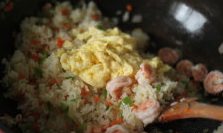 虾仁什锦炒饭,倒入少许油膏，翻炒均匀；