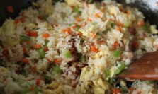 虾仁什锦炒饭,调入适量盐炒匀即可。