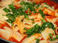 牛肉肠意面,最后进行调味,出锅时撒<a style='color:red;display:inline-block;' href='/shicai/ 3001'>罗勒</a>碎叶
