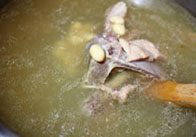 苦瓜排骨汤,黄豆小排骨先入汤锅煮开后小火煮1.5小时，黄豆酥烂