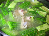 苦瓜排骨汤,<a style='color:red;display:inline-block;' href='/shicai/ 55'>苦瓜</a>去瓤切成块，倒入汤中，煮开后小火煮到<a style='color:red;display:inline-block;' href='/shicai/ 55'>苦瓜</a>酥烂即可调味享用了