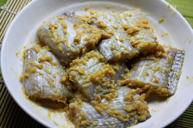 味增煎带鱼,让带鱼块均匀粘上味增酱,加一些料酒和胡椒粉,腌制2个小时