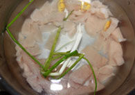 奶油鸡茸蘑菇汤,<a style='color:red;display:inline-block;' href='/shicai/ 5221'>鸡胸脯肉</a>清洗干净，切成小块，在清水中，加葱姜<a style='color:red;display:inline-block;' href='/shicai/ 718'>料酒</a>，煮熟，捞出葱姜