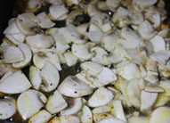 奶油鸡茸蘑菇汤,<a style='color:red;display:inline-block;' href='/shicai/ 2914'>蘑菇</a>切片，用<a style='color:red;display:inline-block;' href='/shicai/ 887'>黄油</a>、<a style='color:red;display:inline-block;' href='/shicai/ 134340'>黑胡椒粉</a>煸炒到成熟