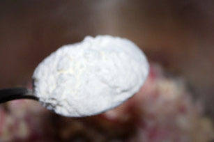 奶油鸡茸蘑菇汤,加<a style='color:red;display:inline-block;' href='/shicai/ 519'>面粉</a>继续煸炒，<a style='color:red;display:inline-block;' href='/shicai/ 519'>面粉</a>适量，不要放太多，否则汤会很厚，炒到<a style='color:red;display:inline-block;' href='/shicai/ 519'>面粉</a>发黄，这样才香。