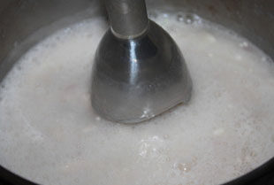 奶油鸡茸蘑菇汤,慢慢倒入鸡肉汤混合，使得面粉充分溶解，不要有硬块，再用料理机打碎