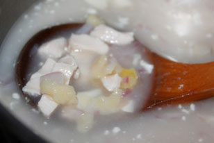 奶油鸡茸蘑菇汤,倒入蘑菇片，加盐调味，加入<a style='color:red;display:inline-block;' href='/shicai/ 886'>奶油</a>，搅拌均匀即可