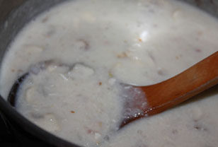奶油鸡茸蘑菇汤,最后可撒少许黑胡椒粉