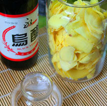 乌醋泡姜,先把<a style='color:red;display:inline-block;' href='/shicai/ 2800'>生姜</a>切成薄片放到清洁干燥的玻璃瓶里，随后把醋倒入瓶里，瓶子一定要洗干净，不能有油，以免<a style='color:red;display:inline-block;' href='/shicai/ 2800'>生姜</a>变质