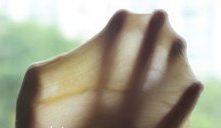 牛奶软吐司,放入软化后的<a style='color:red;display:inline-block;' href='/shicai/ 887'>黄油</a>,揉至完全扩展阶段;