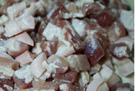 老北京炸酱面,<a style='color:red;display:inline-block;' href='/shicai/ 428'>五花肉</a>切1cm见方的肉丁