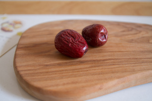 姜枣茶,<a style='color:red;display:inline-block;' href='/shicai/ 2470'>红枣</a>掰开