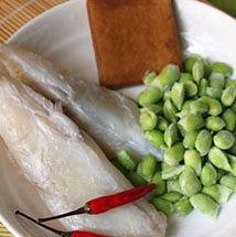 鱼干毛豆子,<a style='color:red;display:inline-block;' href='/shicai/ 343'>鱼干</a>提前一天用清水泡,清洗干净后,去掉骨头,鱼肉切成丁备用