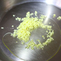鱼干毛豆子,锅内倒油,倒入生姜末煸炒