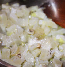 鱼干毛豆子,倒入鱼干丁,豆干丁、毛豆一起翻炒