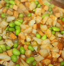 鱼干毛豆子,最后加盐加糖进行调味,可以加些白胡椒粉去腥