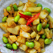 鱼干毛豆子,加红辣椒,收汁翻炒即可,最后可以淋少许香油,或撒一些白芝麻增香均可