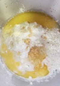 香蒜面包结,将面团所有原料混合,注意蒜香黄油仅取用15克,其余留下刷面。