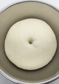 香蒜面包结,将面团揉至扩展,盖保鲜膜发酵2倍大。