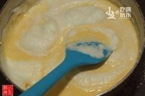 淡奶油蛋糕,取打发好的三分之一蛋白放入面糊中,用翻拌法搅拌。