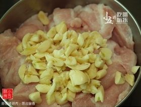 蒜香猪颈肉,将猪颈肉与蒜头放进容器中。