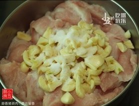 蒜香猪颈肉,加入盐。