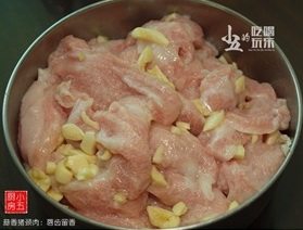 蒜香猪颈肉,抓匀，腌制2个小时。