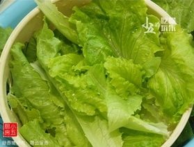 蒜香猪颈肉,生菜选稚嫩的生菜叶，用淡盐水浸泡。